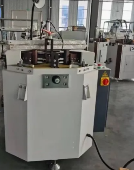 100 mm bladslag × 3500 mm rammekapasitet Kraftig enkelthode aluminium vindusdør hjørnepressemaskin