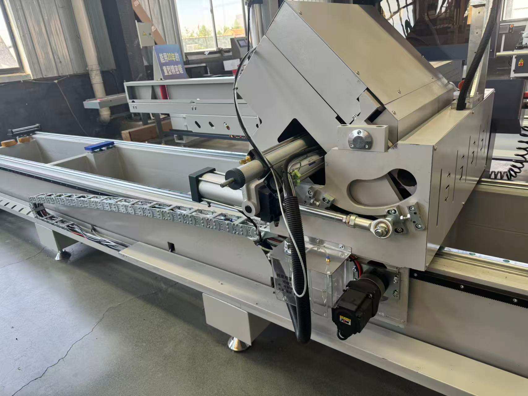 550 CNC External Pivot Presisjonsgjæringssag, 45°/90