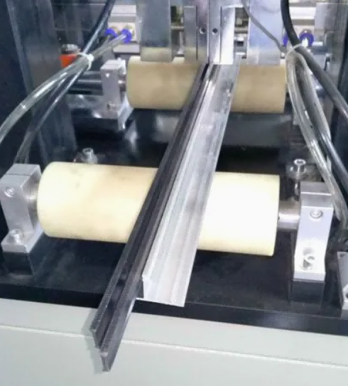 Dual-motor aluminium profil termisk brudd innsettingsmaskin