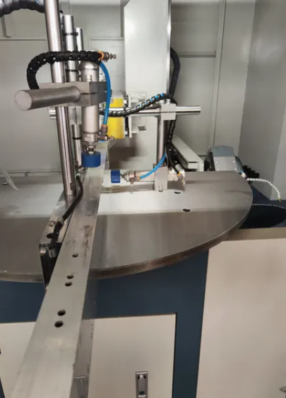Kraftig hydraulisk innskjæringssag for gardinvegger for aluminiumsprofiler med tykk vegg