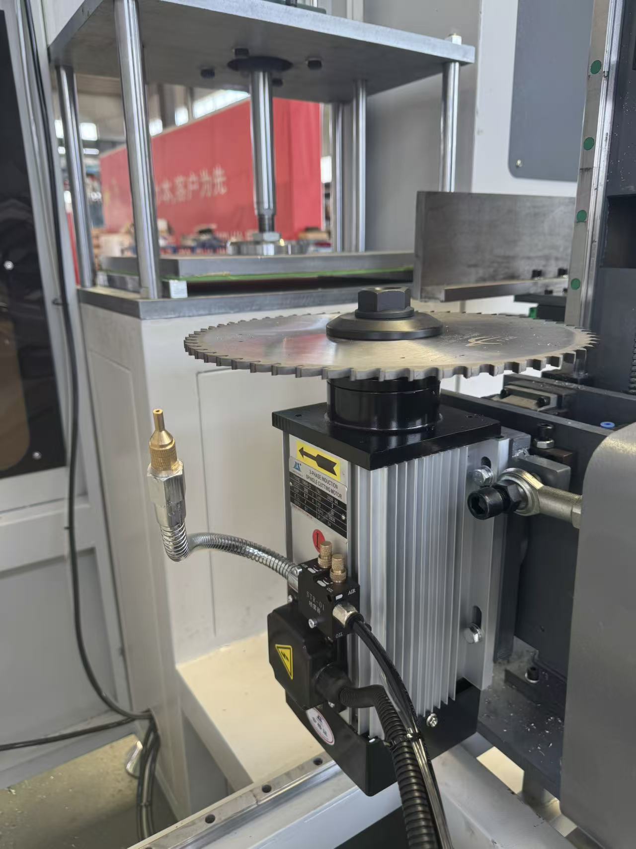Flervinklet 3+2-akset CNC-endefreser for uregelmessige aluminiumsprofiler